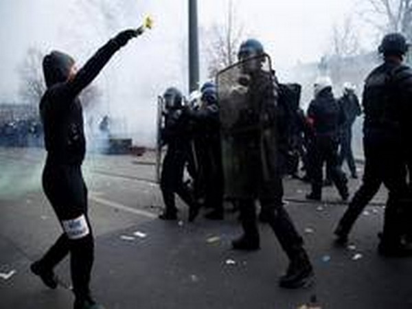 Almost 100 Police Officers injured during Saturday protests in France 