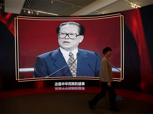 Black newspapers, piles of bouquets as China mourns late leader Jiang Zemin