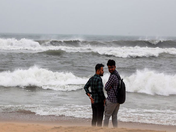 Cyclone Fengal Heads to Tamil Nadu-Puducherry with Heavy Rains and Strong Winds