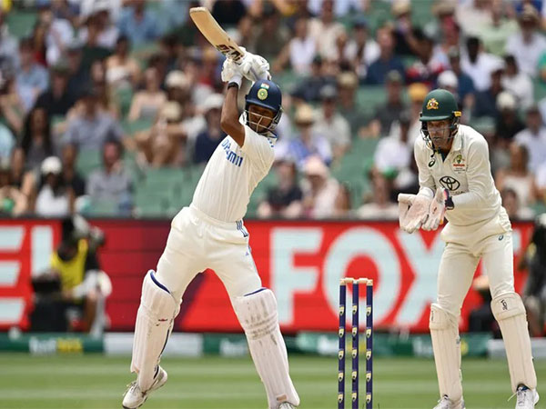 Bail-Switching Drama Highlights Intense India-Australia Test Match