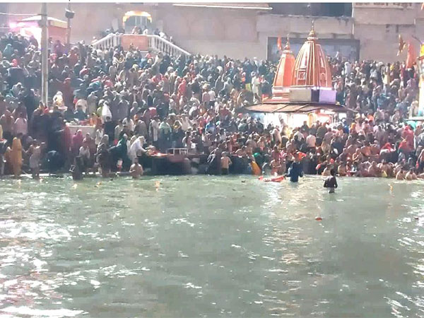 Devotees Unite for Holy Dip in Ganga on Somvati Amavasya