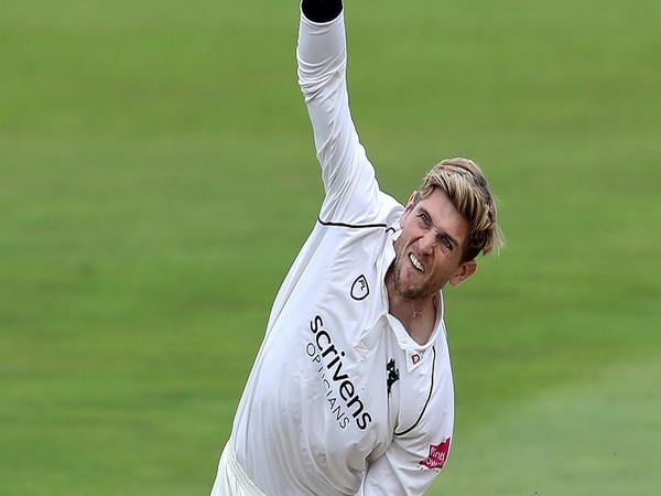 Alex Thomson joins Durham on two-month loan deal from Warwickshire