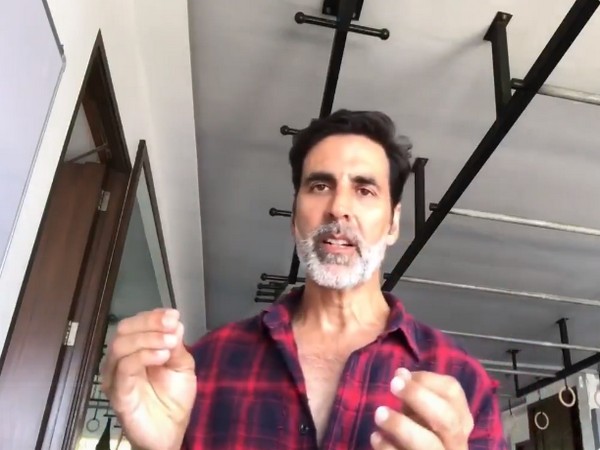 Akshay Kumar refutes reports of him booking a charter flight for sister, kids