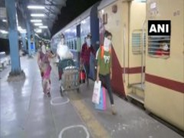 First train among 200 special trains departs from Mumbai for UP 