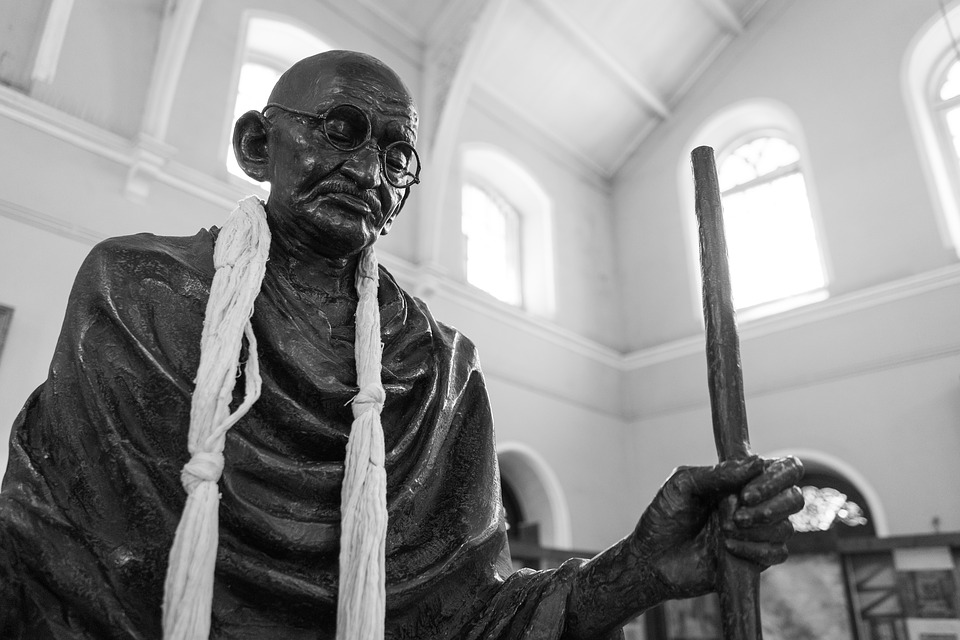 Maharashtra CM Fadnavis takes part in Paayatra to mark 149th birthday of Mahatma Gandhi