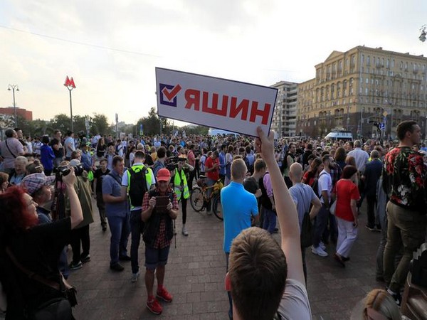 Over 700 people hold protests in Moscow