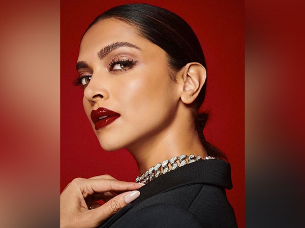 Deepika Padukone's picture with smudged red lipstick garners hubby Ranveer Singh's attention