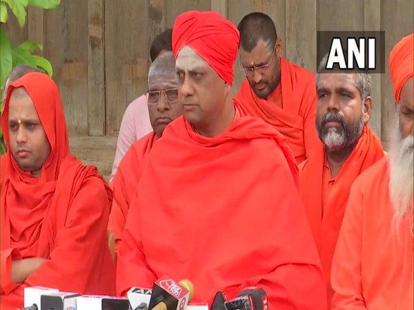 Karnataka: JDS leader Veerendra Papi visits rape-accused Murugha Mutt seer 