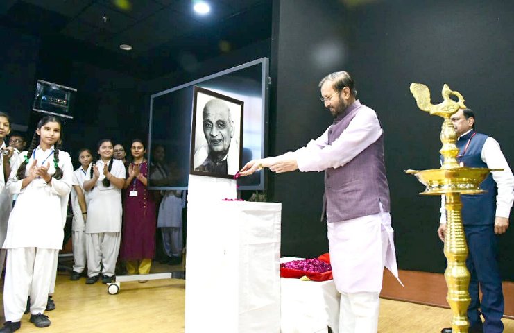 Prakash Javadekar pays floral tributes to Sardar Patel to mark Ekta Diwas
