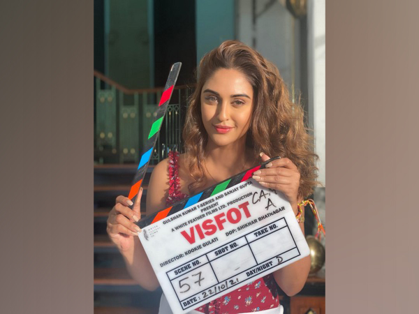  Krystle D'souza joins Fardeen Khan, Riteish Deshmukh in 'Visfot' 