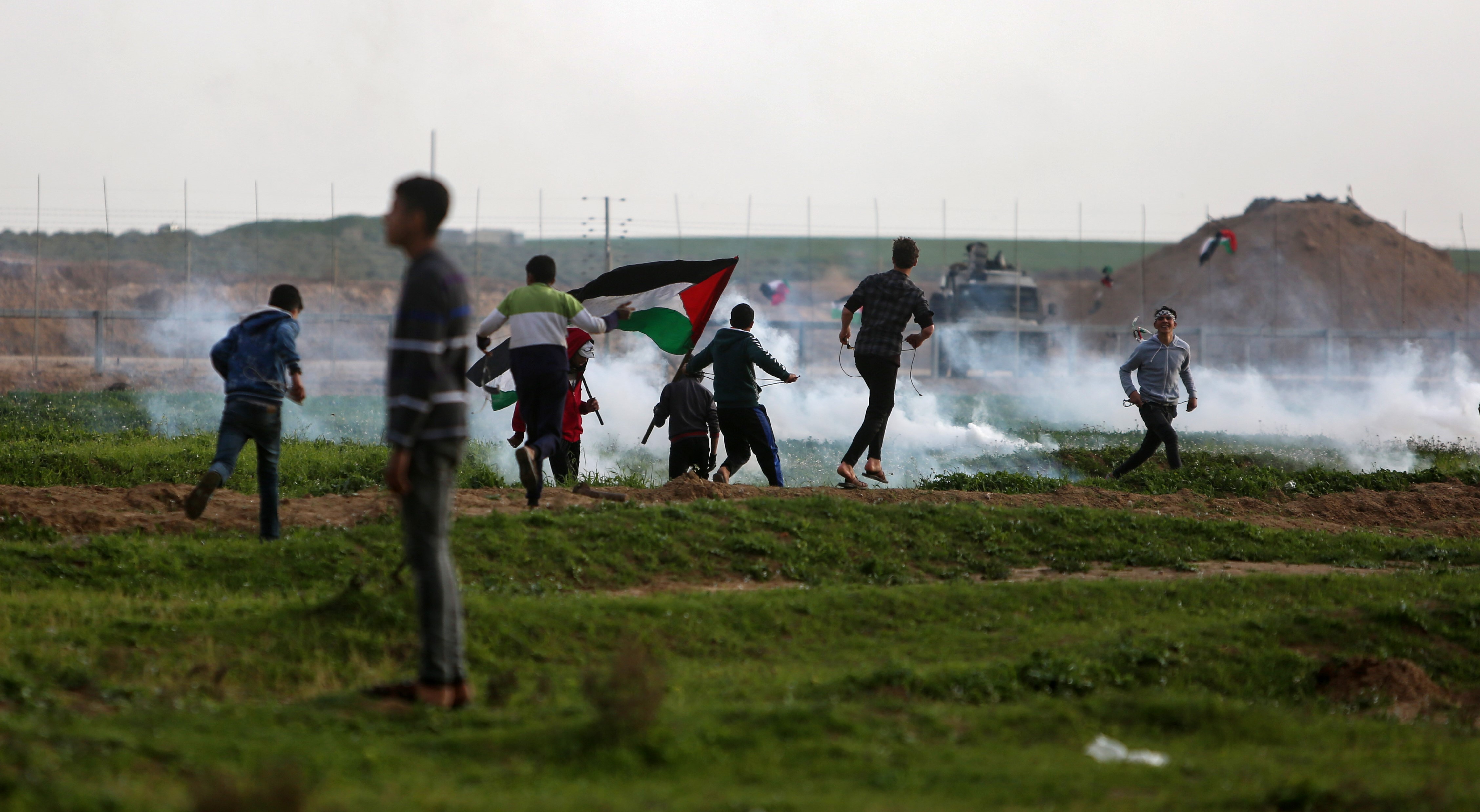 Israeli troops shot dead  two Palestinian teens during border protests