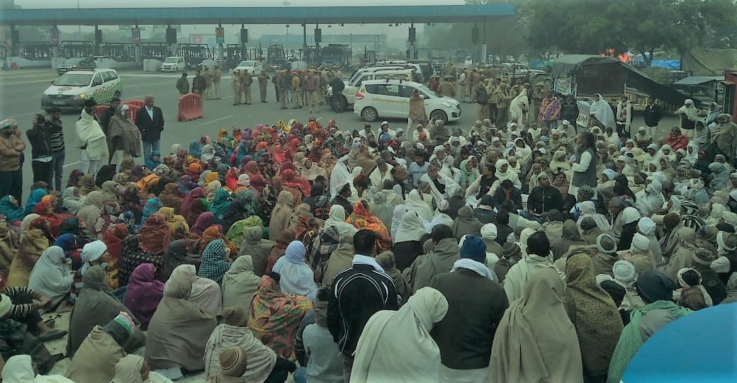 UP farmers continue protest over compensation issue; traffic disrupted at DND flyway