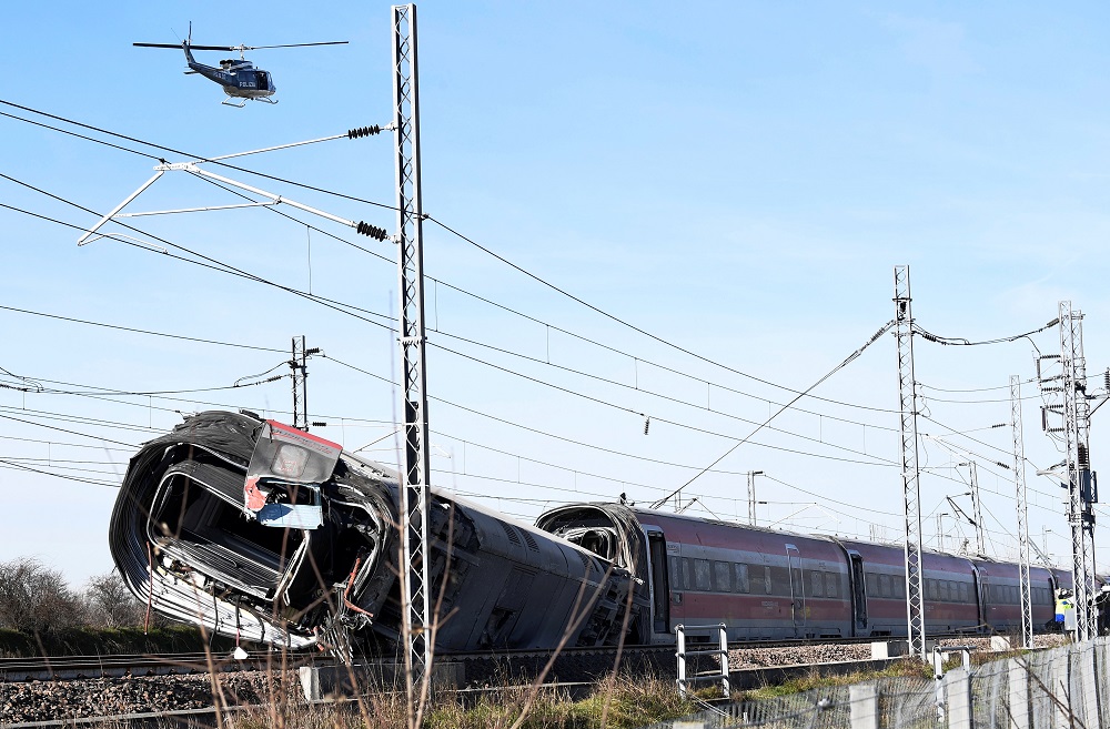 UPDATE 3-High-speed train derails in northern Italy, two drivers die