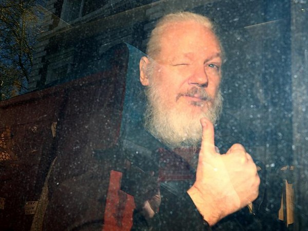 UPDATE 3-WikiLeaks founder Assange appears confused at extradition hearing