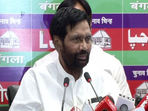 Paswan challenges Kejriwal to name officials to test Delhi