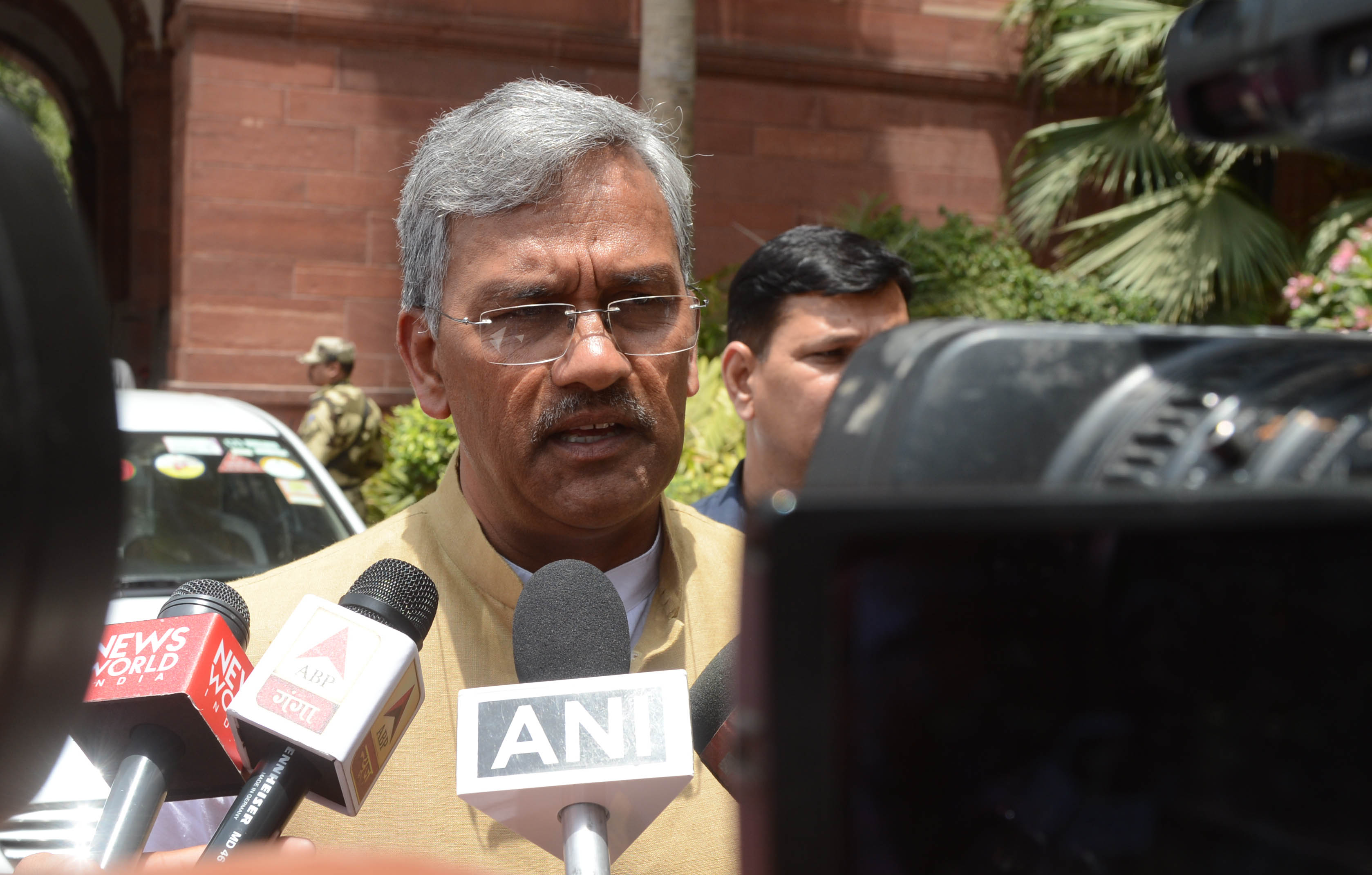 Uttarakhand CM apologises to Cong leader for colleague's remarks