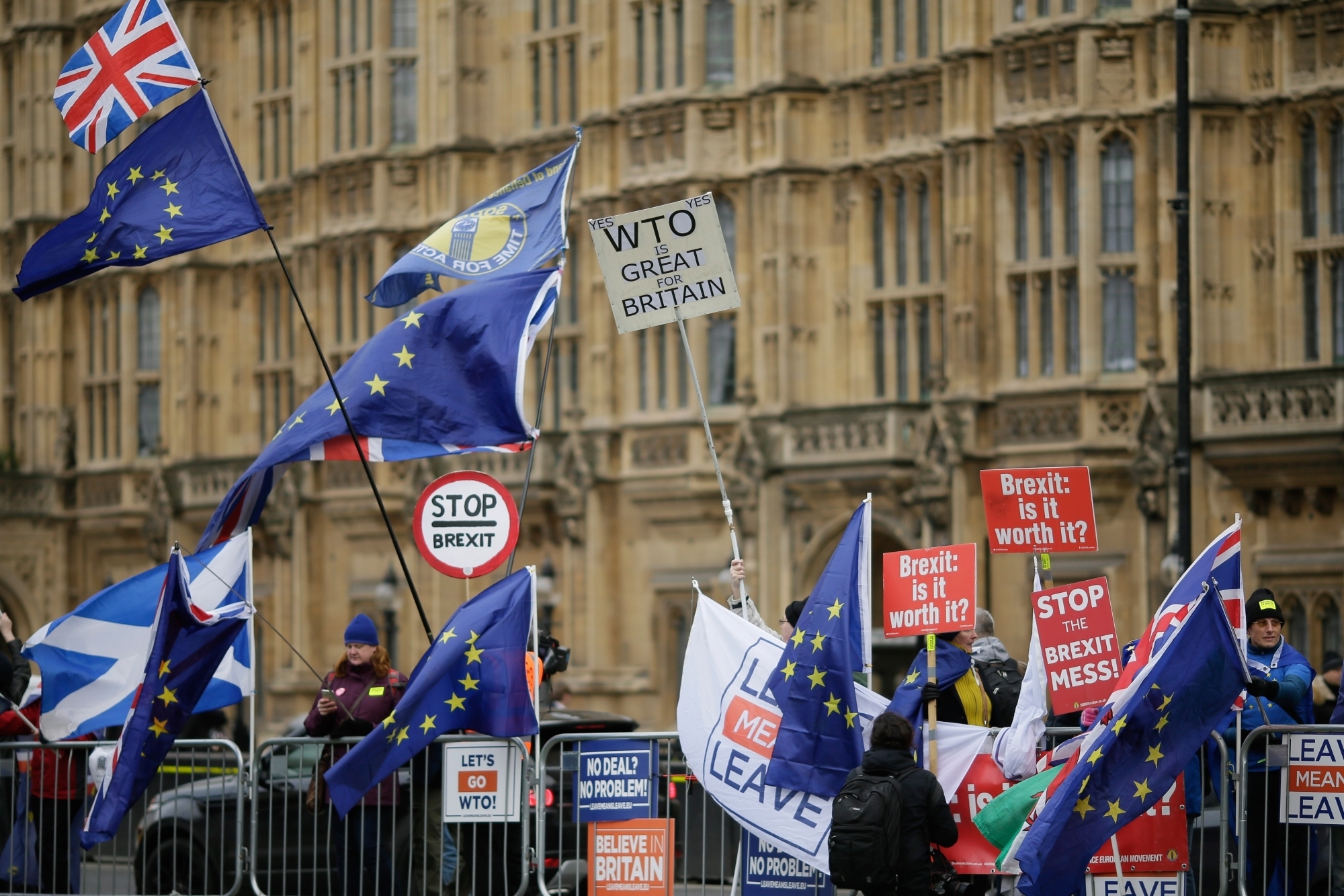 UPDATE 1-A Brexit crisis deepens, tens of thousands gather in London to demand new referendum