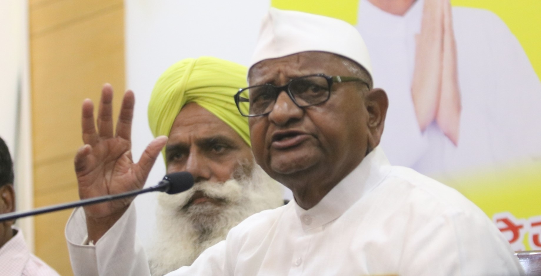 Hazare satisfied with dialogue with Fadnavis, other ministers; withdraws strike