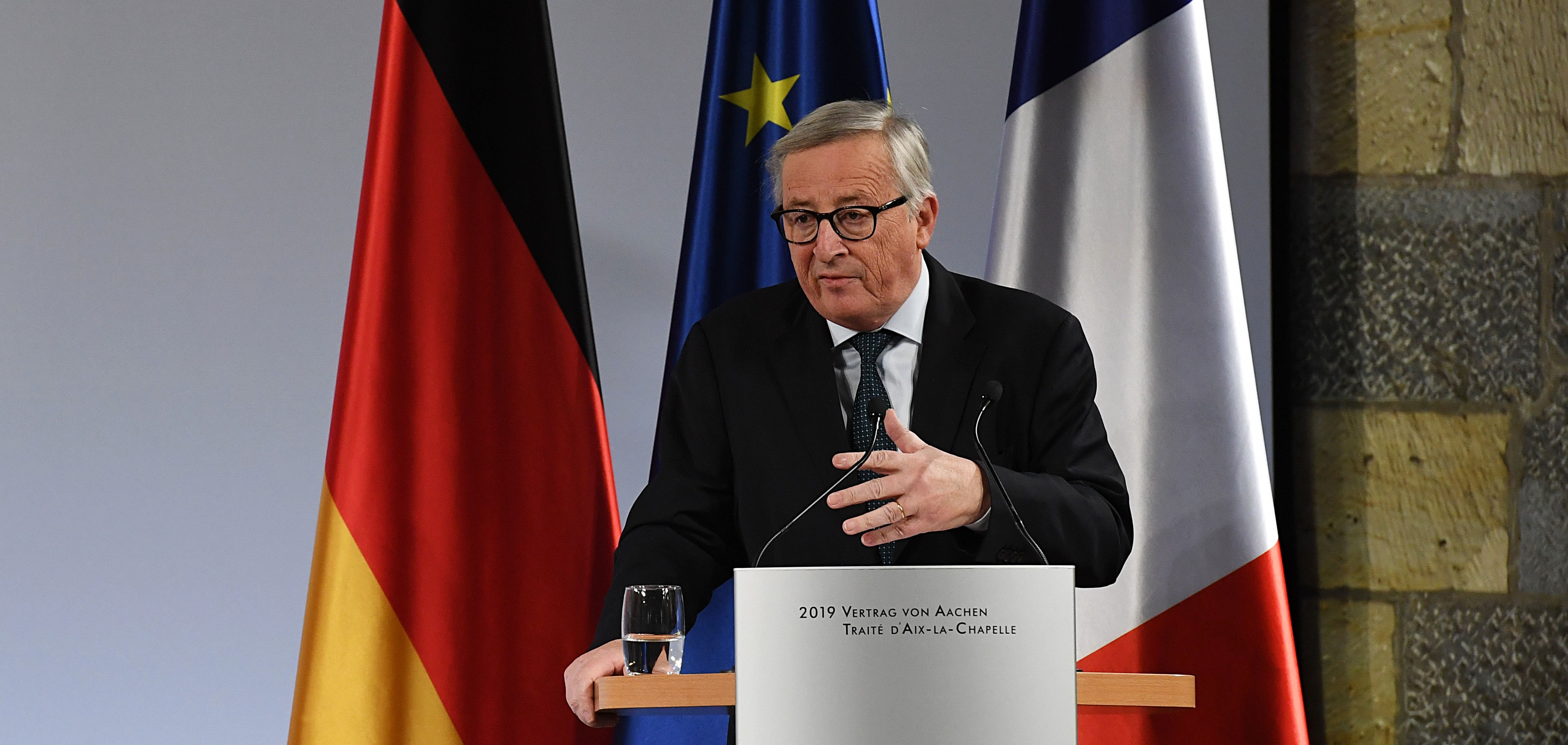 EU's Juncker transfers 'when to leave' decision on UK 