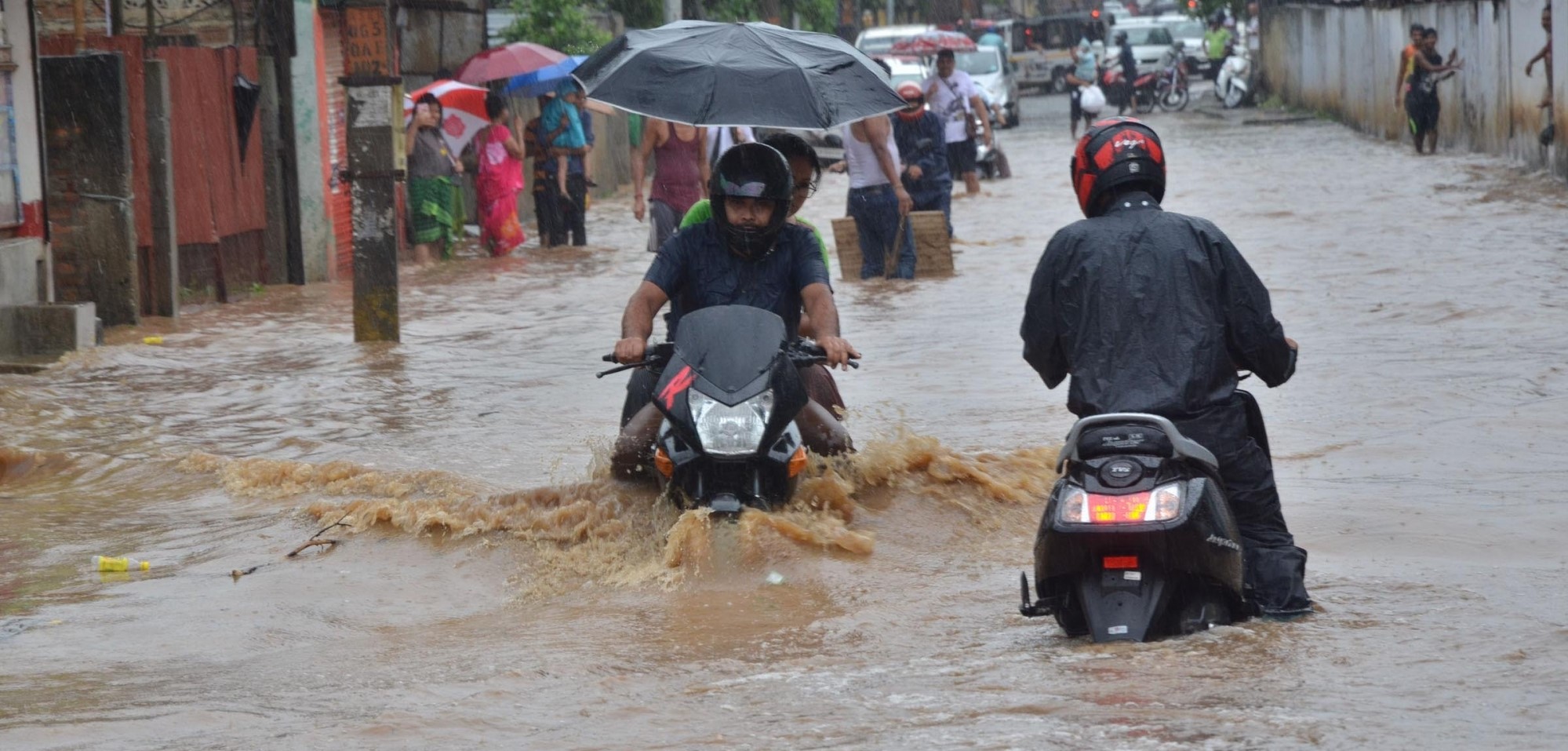 Maha: Heavy rains lash three districts; communication lost with 128 villages, people evacuated