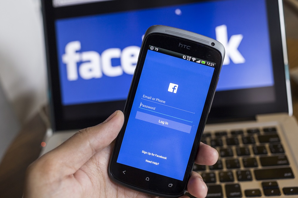 UPDATE 2-Facebook says glitches affecting across platforms resolved