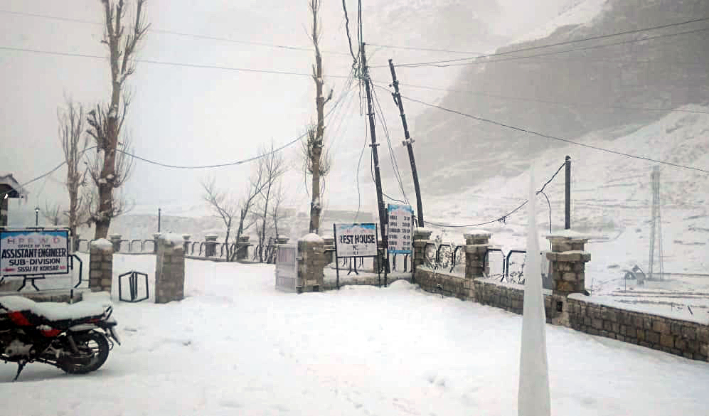 Snowfall hits traffic at Kashmir airport, at least 10 flights cancelled, several delayed