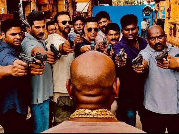 Akshay Kumar is having fun on sets of 'Sooryavanshi', proof is this picture 