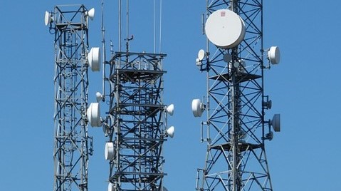 For installing mobile phone towers three people duped over 1,000 people across India